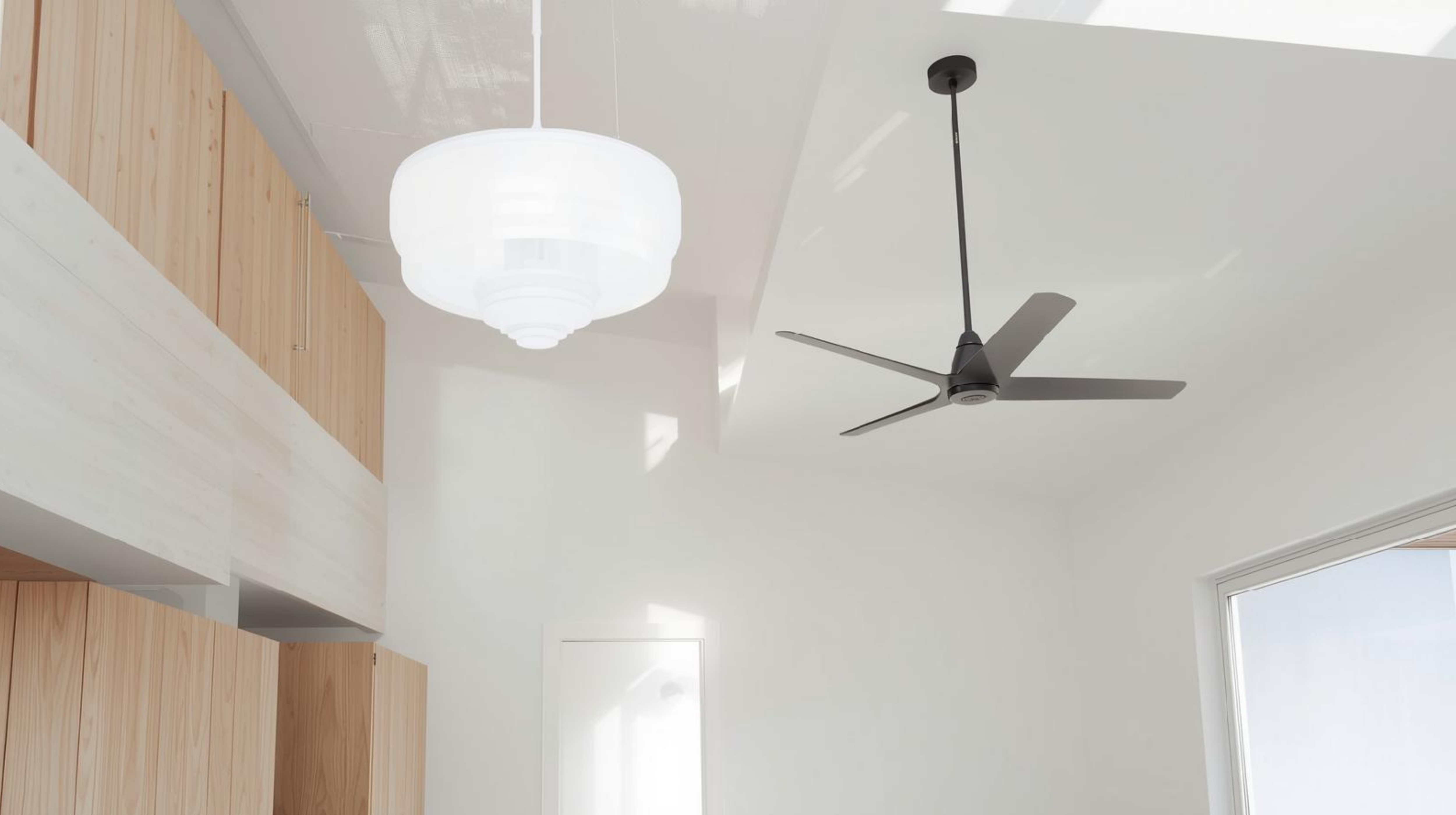 Iluminación y ventiladores para espacios interiores del hogar