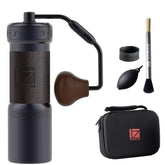 1Zpresso K-Ultra molinillo manual gris con estuche, ideal para viaje y almacenamiento.