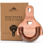 A Bar Above Hawthorne Strainer resorte denso en cobre antiguo para filtrado preciso.