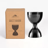 A Bar Above jigger negro con medidas 1oz y 2oz para cocteles precisos.
