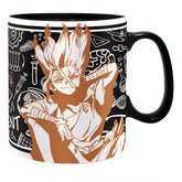 Taza ABYSTYLE de cerámica con diseño Senku, ideal para café caliente en casa.