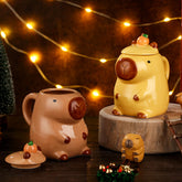Capibara Acellegic: cerámica en dos colores con tapa, ideal para bebidas calientes.