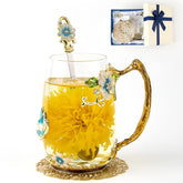 AISVELDY Taza de té con margarita azul y mariposa en 3D, ideal para beber en casa.