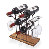 ALLCENER porta-botellas en mesa de madera con acabado bronce para exhibir botellas.