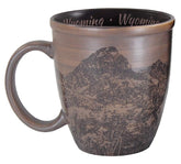 Americaware Taza cerámica Wyoming 15 onzas con boceto, perfecta para tu café diario por la mañana.