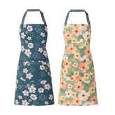 Delantal floral ARBINSON con bolsillos grandes, ideal para tener utensilios a mano.