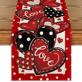 Artoid Mode mantel corredor para mesa rojo con lunares y corazones, vista frontal ideal para fiestas