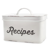 Caja de Recetas AuldHome Design, vista frontal, rústica blanca para tarjetas 4x6, look cautivador.
