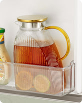 Jarra Baffect con patrón vertical para servir bebidas frías o calientes.