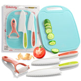 Baketivity cuchillos plásticos seguros para niños junto al tablero, ideal para cortar frutas y verduras con seguridad.