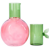 Ban.do jarra cristal cereza gigante, ideal para agua personal con estilo en la mesita.