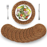 Barien individuales redondos de mimbre natural protegen la mesa con estilo.