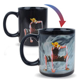 Taza BeneU Luffy cambia color al calor, ideal para café o té.