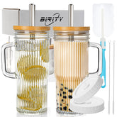 Vaso Birity cristal 24oz acanalado con mango y tapa, cómodo de sostener.
