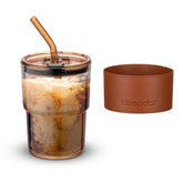 BLUEPOLAR tumbler de vidrio ámbar con manga protectora, ideal para transporte seguro y cómodo.