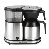 Bonavita BV1500TS en encimera listo para una pulsación rápida de café