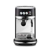 Breville Bambino Plus muestra diseño compacto, ideal para cocinas pequeñas.