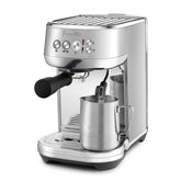 Breville Bambino Plus durante la extracción de espresso para casa con sabor equilibrado.