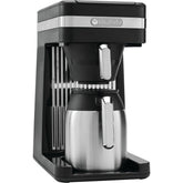 BUNN Speed Brew con tanque de acero inoxidable mantiene caliente para un café rápido.