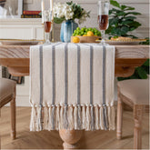 Caflife Boho Table Runner muestra textura detallada para proteger superficies con estilo.