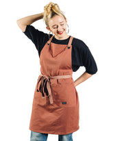 Caldo delantal cruzado, vista frontal, protege la ropa de salpicaduras al cocinar.