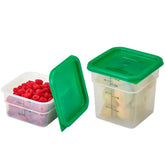 Cambro contenedor 2QT translúcido con tapa verde, ideal para almacenamiento rápido de comidas.