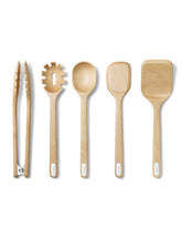 Conjunto Caraway de utensilios de madera en uso, ideal para cocinar sin rayar sartenes cerámicas.
