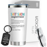Taza CHICKOR Desmadre Supervisor vista frontal, ideal para oficina y regalos con humor.