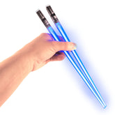 ChopSabers palillos láser azul, ideal para sushi y cenas temáticas.