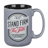 Taza Christian Art Gifts frente con versículo mantente firme en la fe para empezar el día