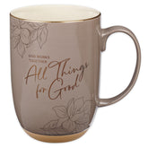 Taza Christian Art Gifts con versículo en oro para reflexión matutina.