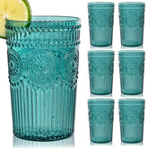 Jarras Ciaell de plástico con relieve vintage en verde, ideales para bebidas refrescantes y presentación elegante.