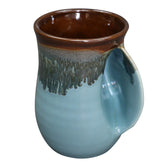 Clay in Motion: taza con calentador para la mano derecha que mantiene las manos cálidas.