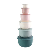 COOK WITH COLOR: tazones apilables teals y rosas para ahorro de espacio.