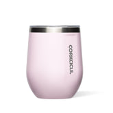 Corkcicle Stemless manteniendo fría la bebida hasta 6 horas, útil para actividades al aire libre.