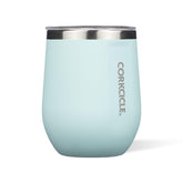 Corkcicle Stemless 12 oz frente del vaso en azul polvo, mantiene bebidas frías.