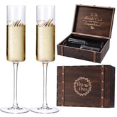 Copa de champán Cyrelwing con grabado Sr y Sra, brindis nupcial elegante.