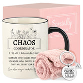 DHQH Coordinadora del Caos, taza de café 11oz, ideal para iniciar la jornada.