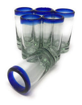 Vaso Dos Sueños para tequila con borde cobalto, ideal para degustaciones en grupo.
