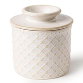 La mantequillera francesa de Dowan con tapa mantiene la mantequilla lista para untar.