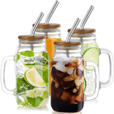 Vaso DraSTAR 24oz con tapas y pajillas, ideal para bebidas frías en la mesa