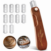 Drcomtruing lame con mango de madera marrón rojizo para cortar masa con precisión.