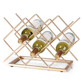 Drincarier portabotellas en encimera con diseño geométrico en oro.