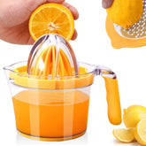 Drizom exprimidor cítrico en mano para jugo rápido y fresco.