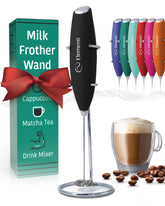 Elementi varita espumadora generando espuma cremosa para cappuccinos.