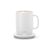 Ember Mug 2 mantiene calor constante para café en la mesa
