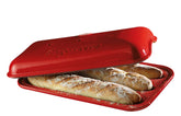 Emile Henry Baguette Baker Burgundy frente muestra la forma perfecta para hogazas crujientes