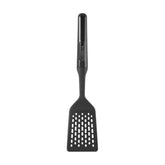 Espátula de nylon Farberware con cabeza resistente al calor para voltear en sartenes antiadherentes.