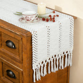 Mantel Fexia con borlas crema para cenas boho elegantes.