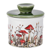 Mantequilla suave y lista para untar con Fungi Fun Mushroom Butter Crock en la encimera.